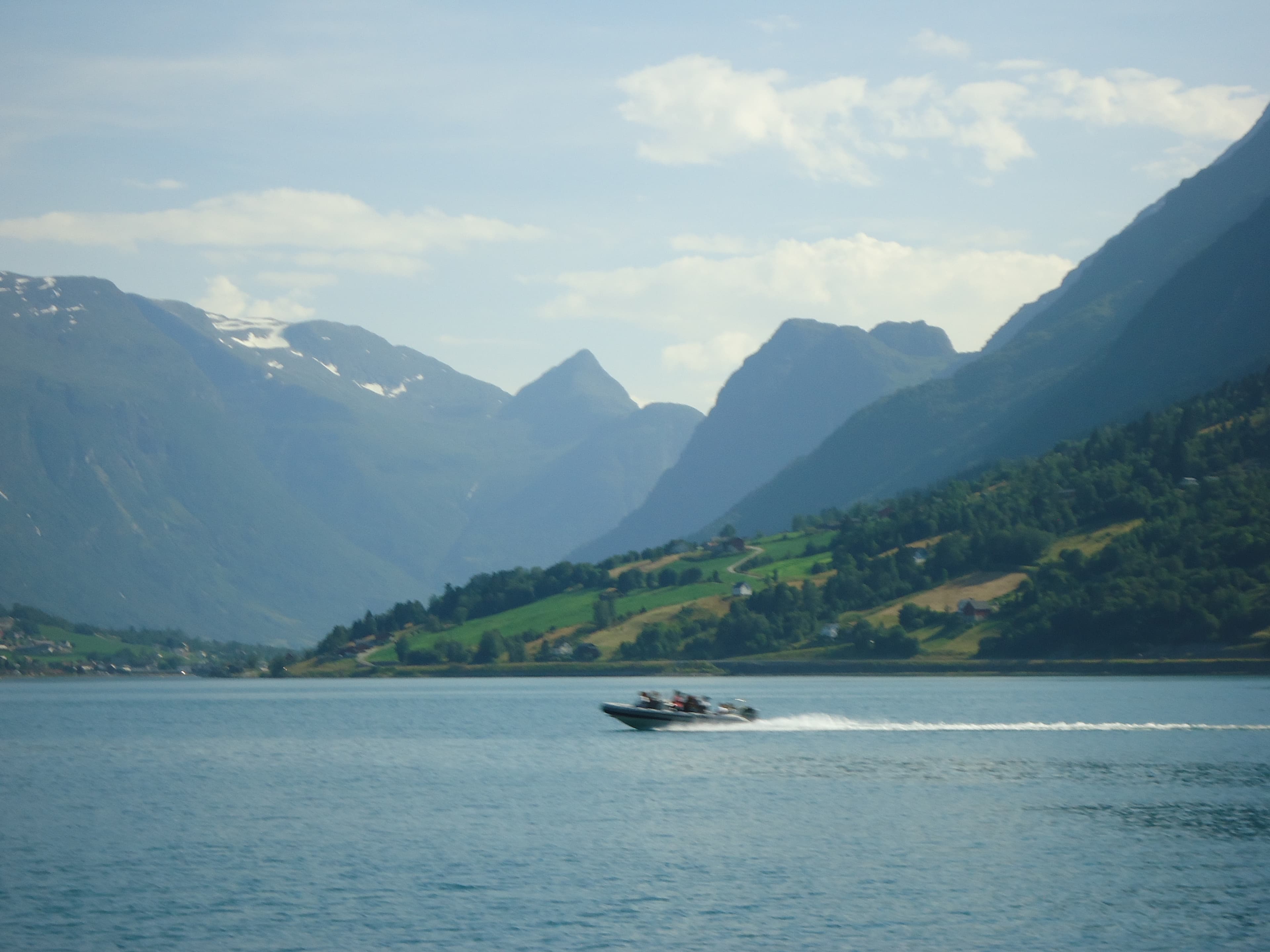 Panoramautsikt over fjord og fjell fra Lysvoll