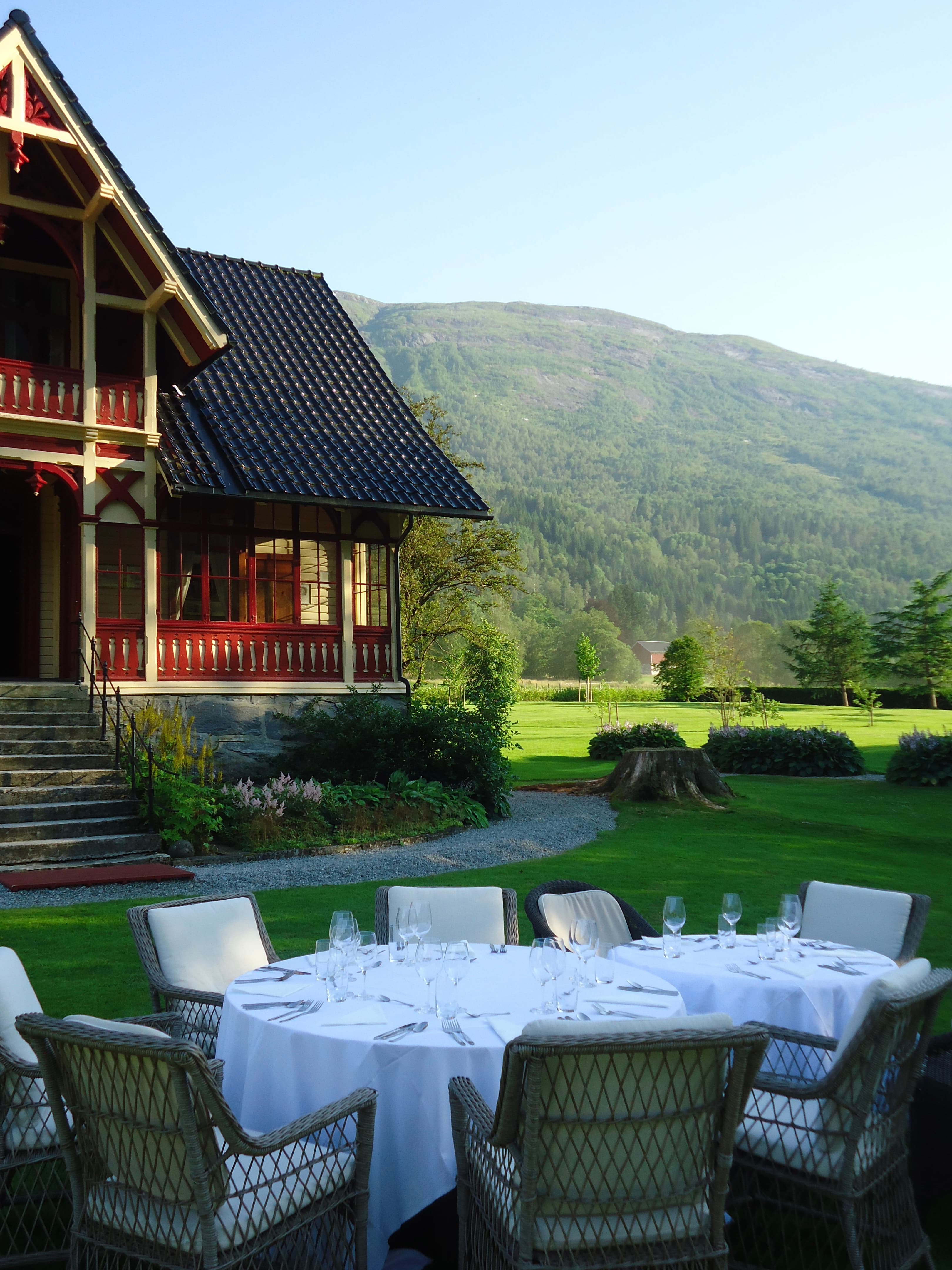 Varmt spisestue- og restaurantmiljø inne på Lysvoll