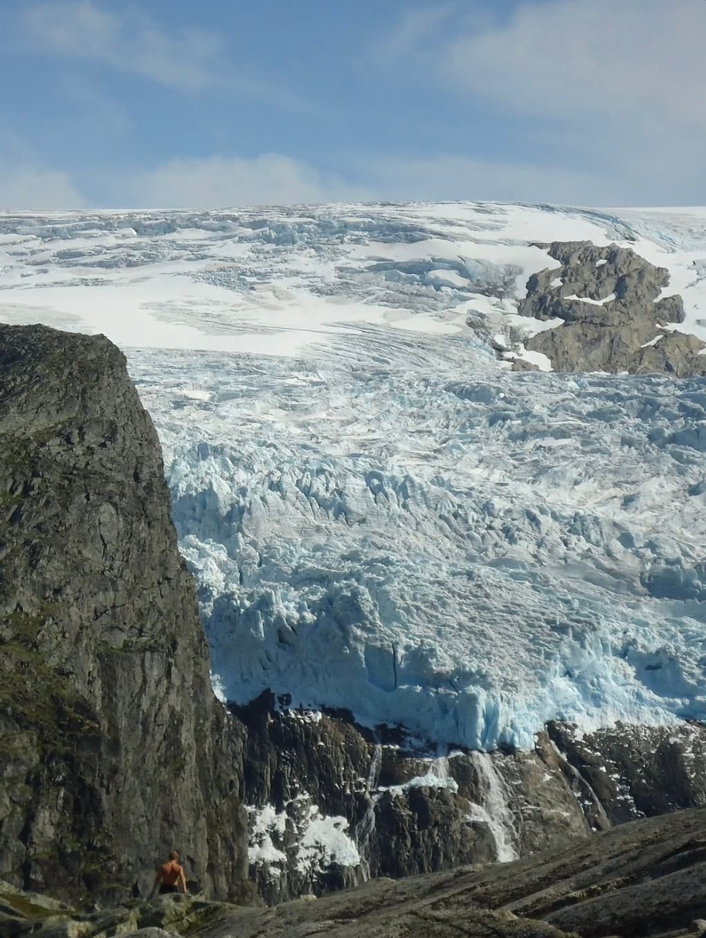 Landskapet rundt Lysvoll med fjell og fjord